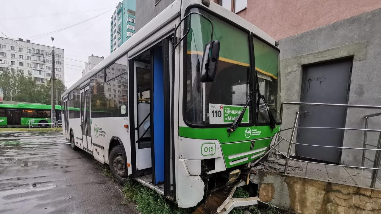 Две женщины пострадали в аварии с участием автобуса в Челябинске