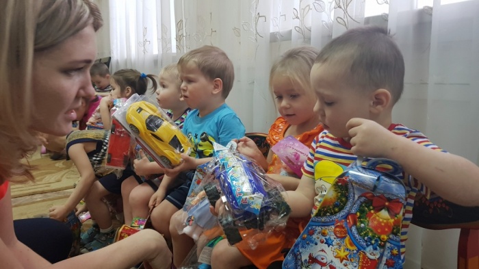 Новогодние подарки от депутата Госдумы получили копейские сироты