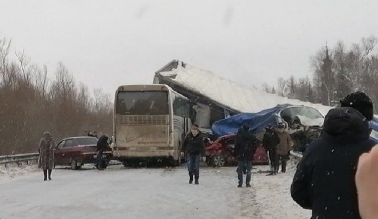 Автобус, большегруз и две легковушки:на одной из трасс Урала произошло массовое ДТП