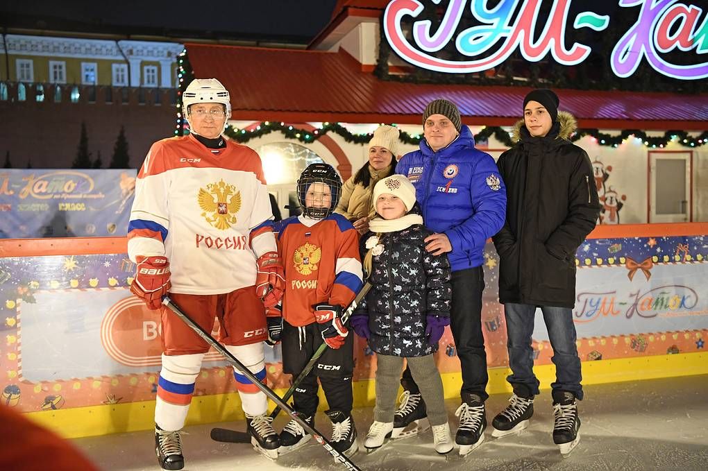 Владимир Путин потренировался на льду вместе с юным челябинцем
