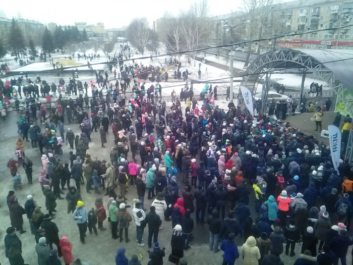 Копейчане попрощались с зимой: как на площади Славы прошла Масленица