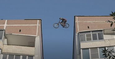 Челябинский студент прыгнул на велосипеде с крыши 10-этажного дома
