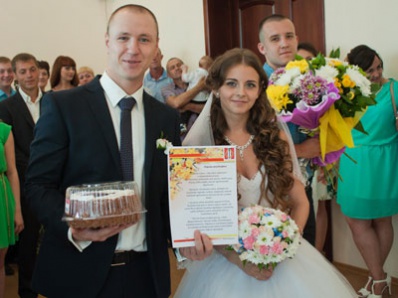 10 пар поженились в День молодежи