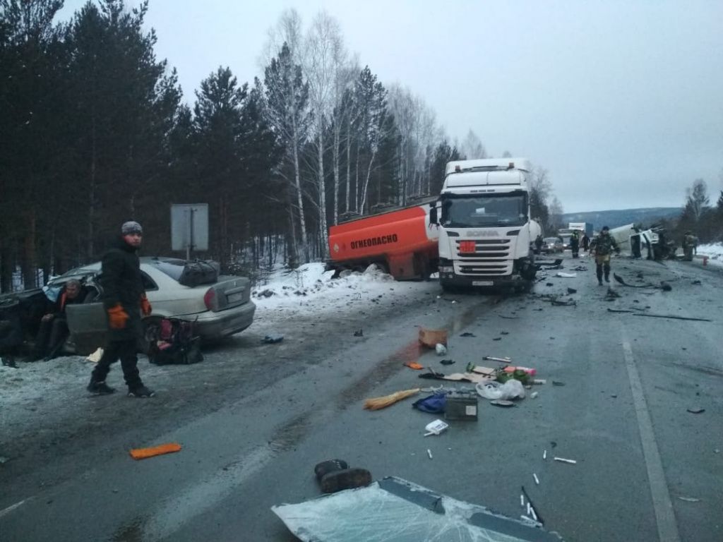 В Челябинской области столкнулись три грузовика и «Ситроен»