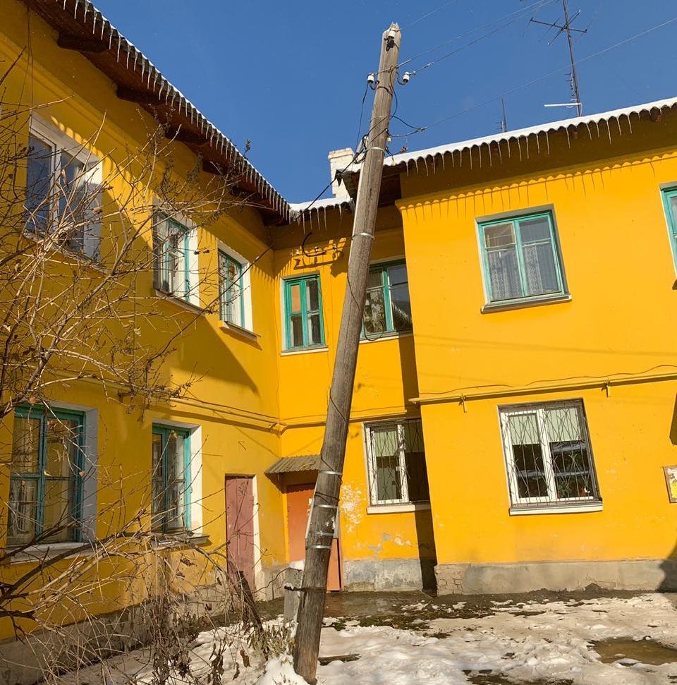 На двухэтажный дом в Копейске может упасть столб