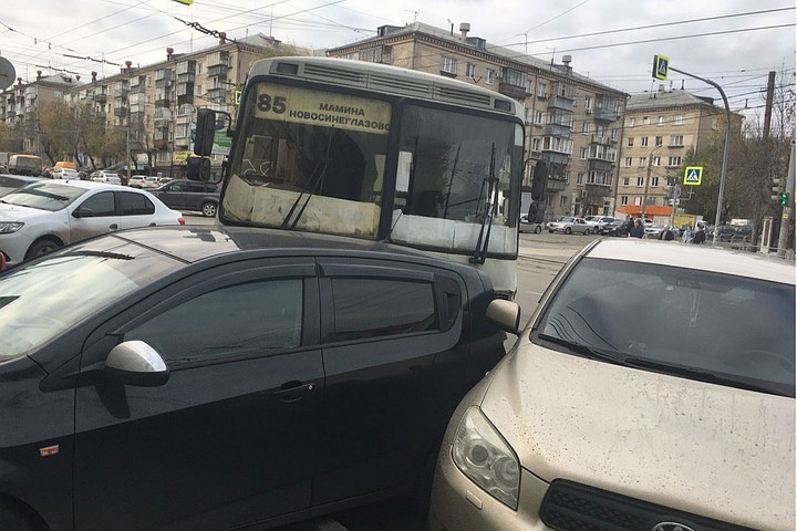 В Челябинске маршрутка выбила «страйк» на парковке
