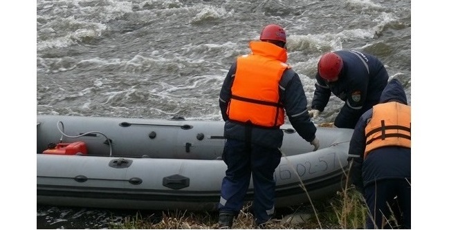 Спасателям пришлось вытаскивать мужчину из холодного водоёма