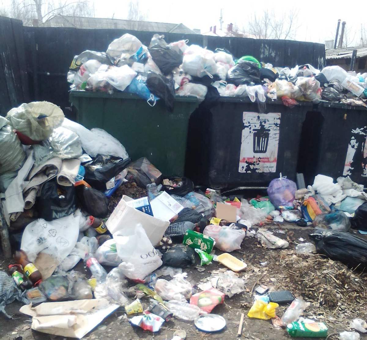 С мусорной площадки за ДК Бажова уже 10 дней не вывозят отходы