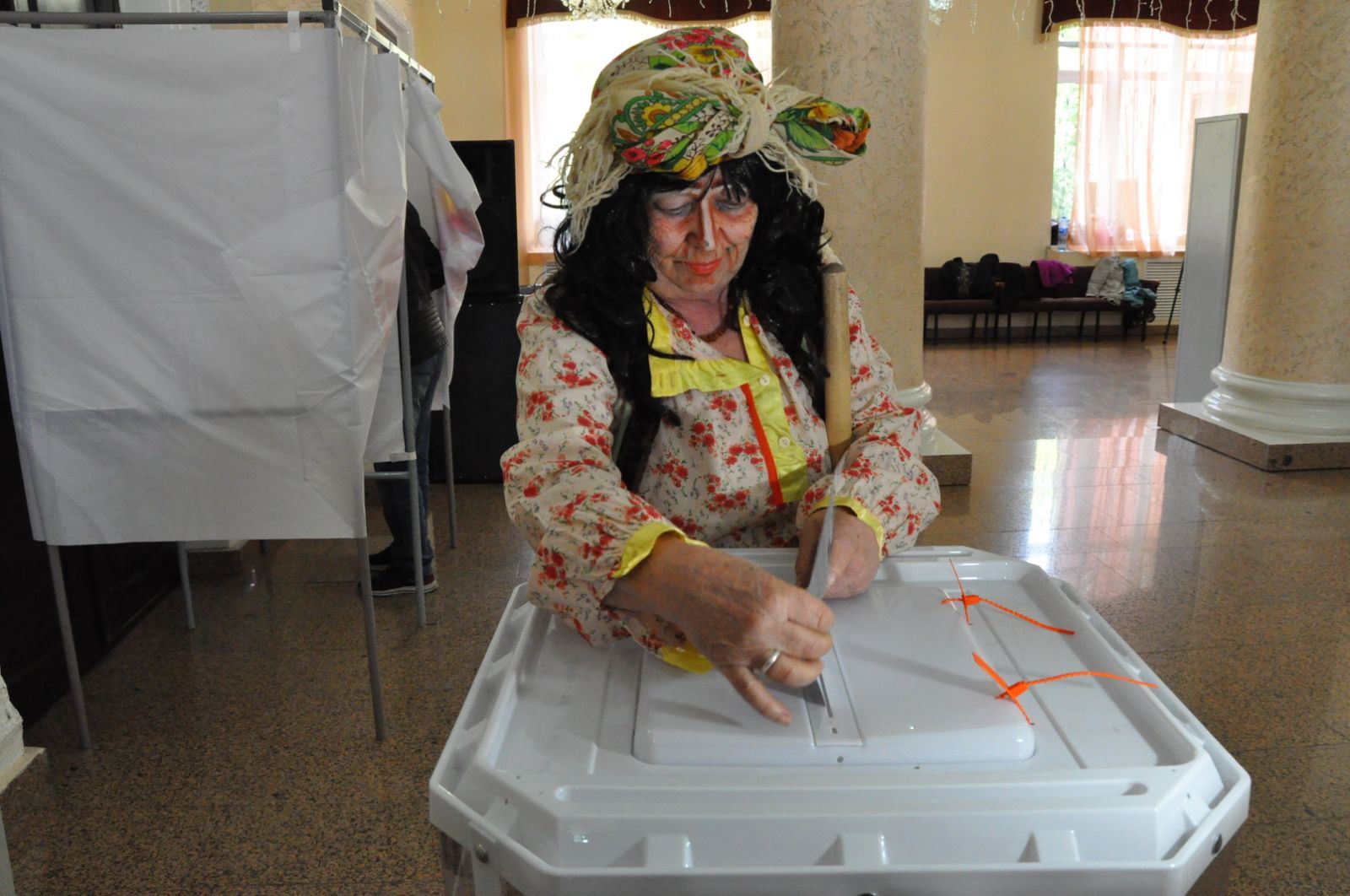 Баба-Яга проголосовала на избирательном участке Копейска