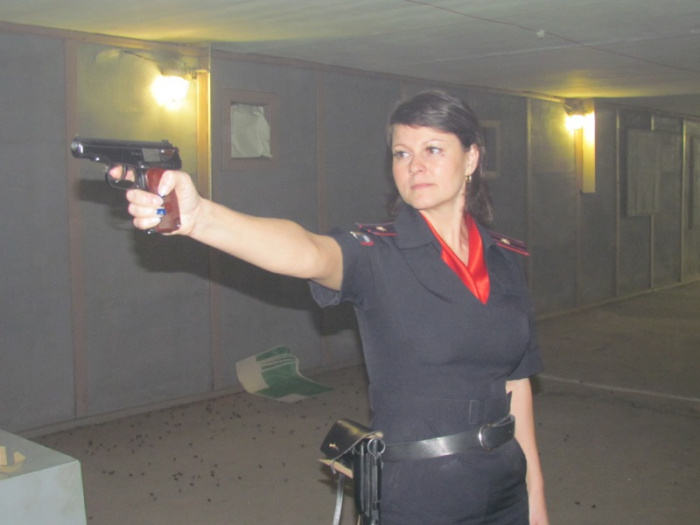 В преддверии 8 марта женщины-полицейские приняли участие в соревнованиях по стрельбе 