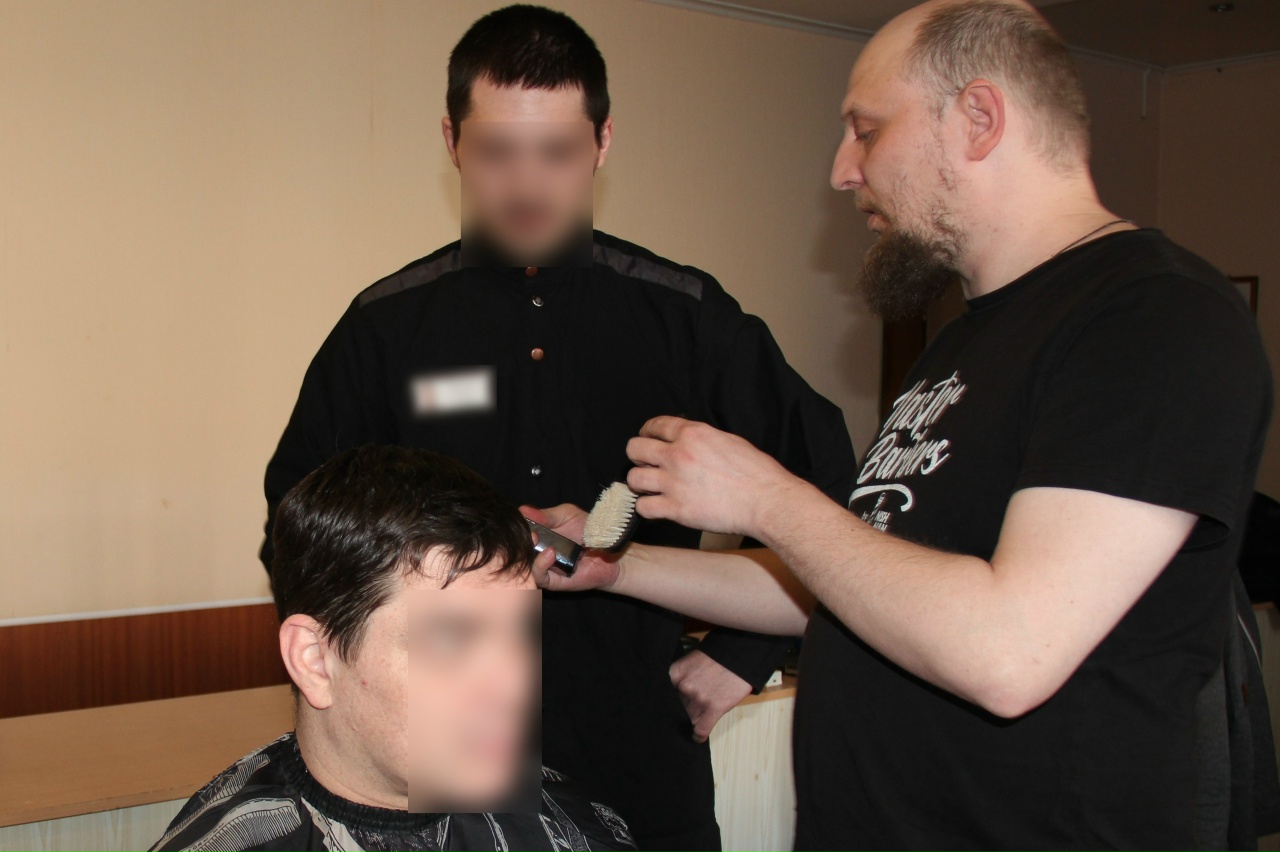 В копейской колонии осужденных учили стричь и брить профессиональные стилисты
