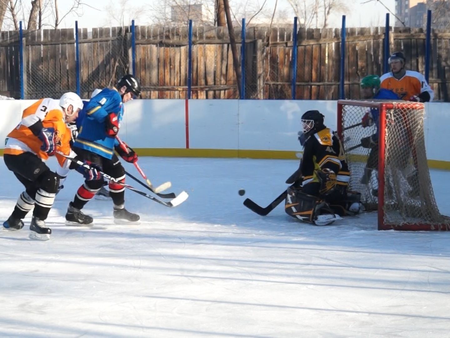 В Копейске продолжается чемпионат городского округа по хоккею