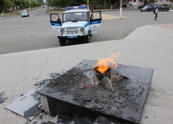 Школьницы получили срок за осквернение мемориала «Вечный огонь»