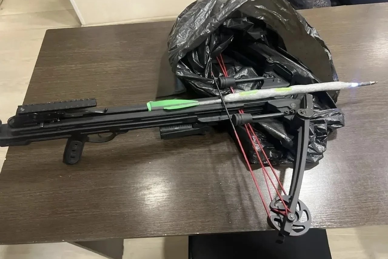 В Копейске полицейские пресекли попытку переброса наркотиков в колонию с помощью арбалета