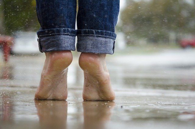 Раздражение на пальцах ног может  говорить о заражении COVID-19