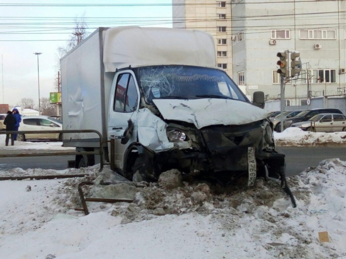 В Челябинске водитель УАЗа протаранил Газель и погиб