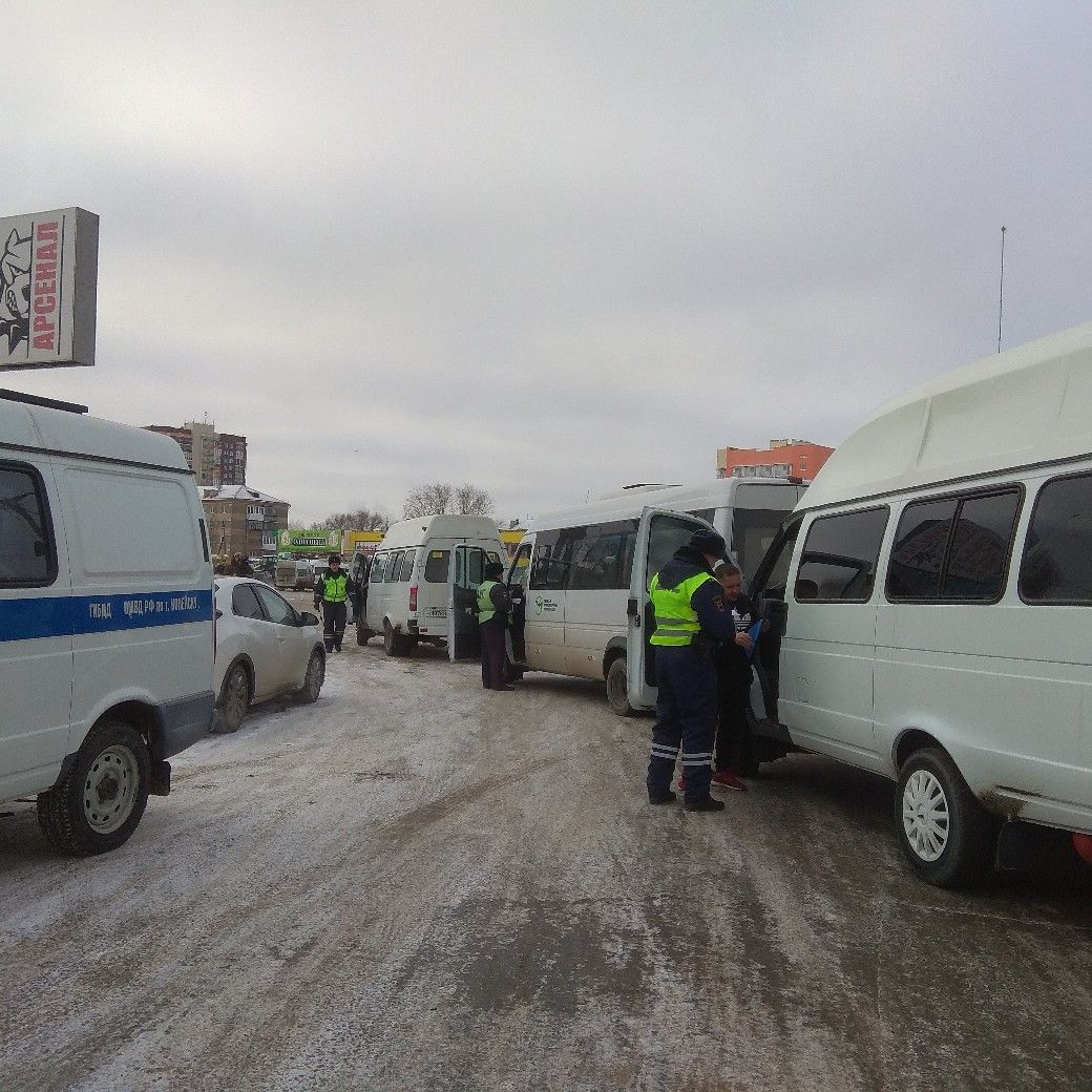 Пять водителей маршруток в Копейске поймали на нарушении правил перевозок пассажиров