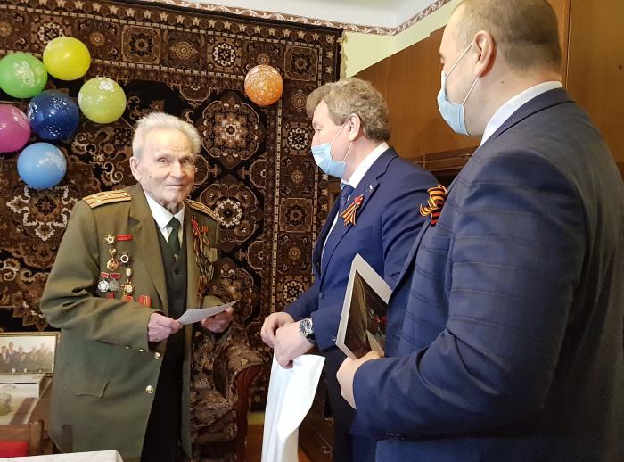 Анатолий Литовченко поздравил ветерана с юбилеем Победы
