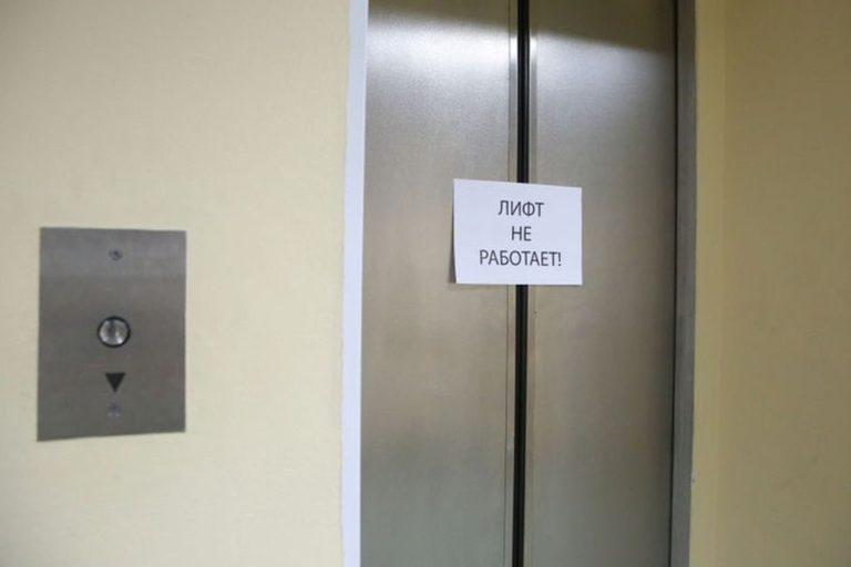 Четыре месяца без лифта. Житель копейской многоэтажки опасается не дожить до окончания ремонта