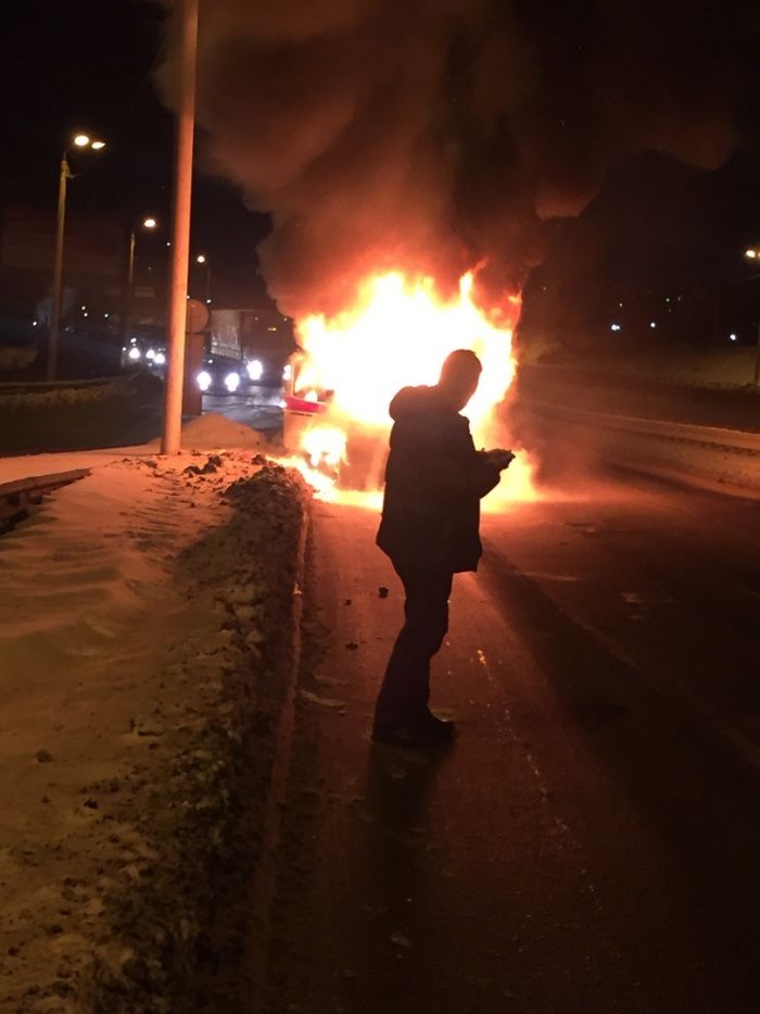 В Челябинске сгорел автомобиль скорой помощи (видео)