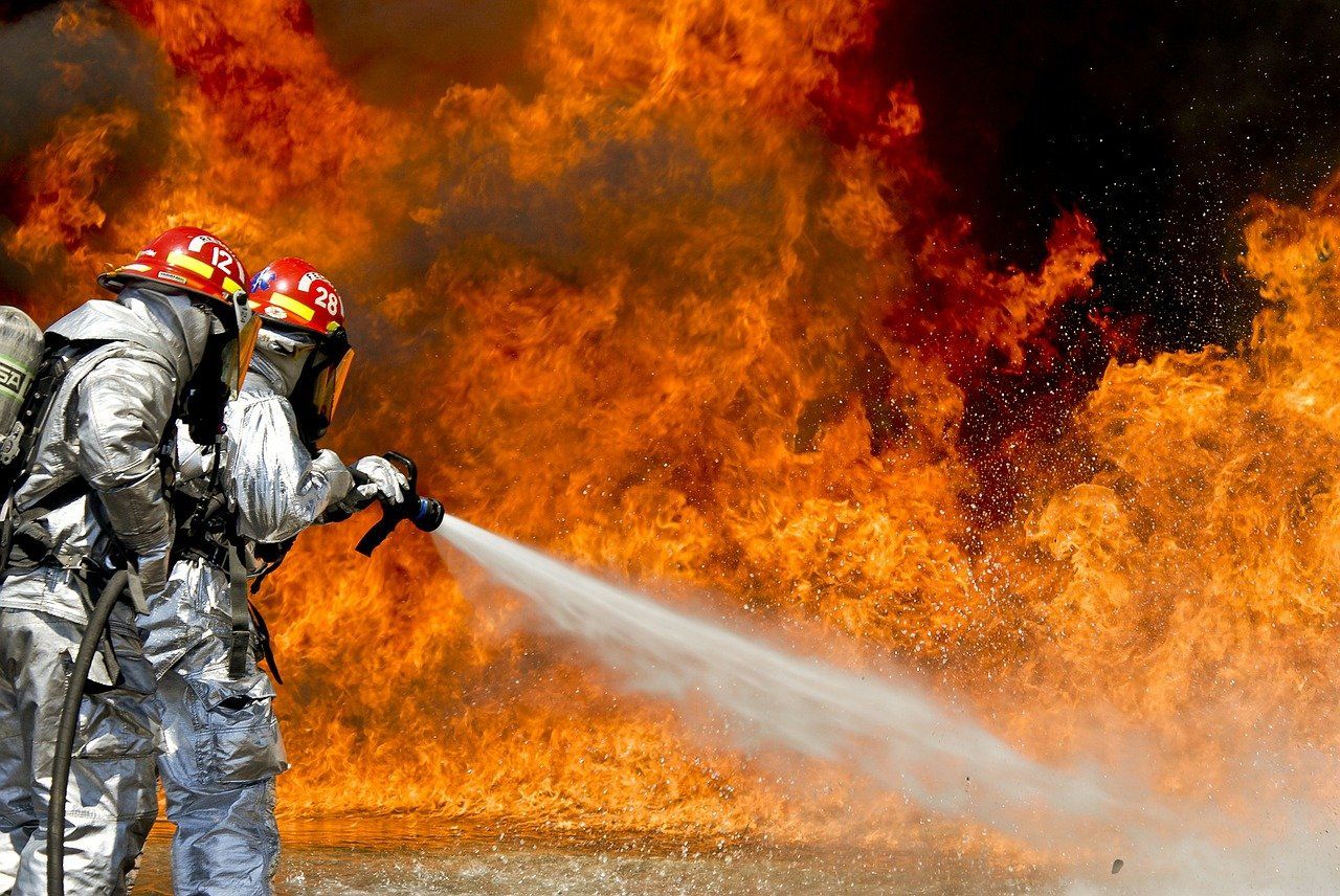 Девочка-подросток получила ожоги при попытке потушить пожар в Копейске. Пострадал и 5-летний ребенок