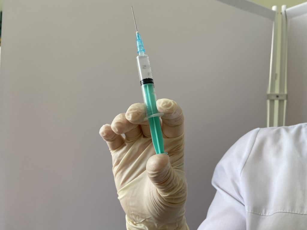 Девяносто процентов копейских медиков привились от коронавируса