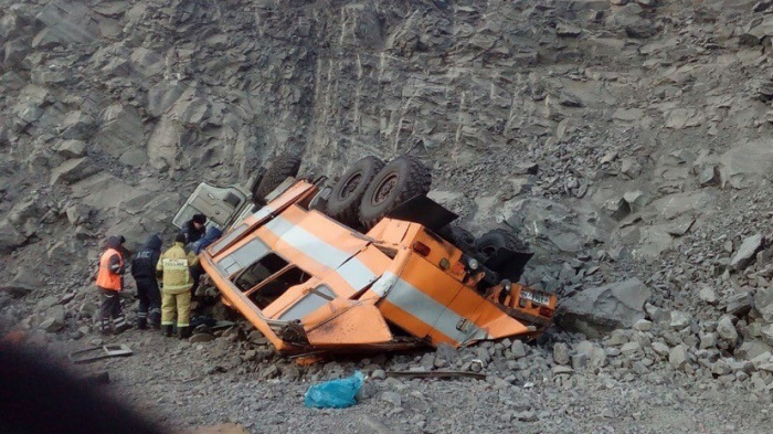 В Кузбассе упал в пропасть автобус, погибли шесть шахтеров