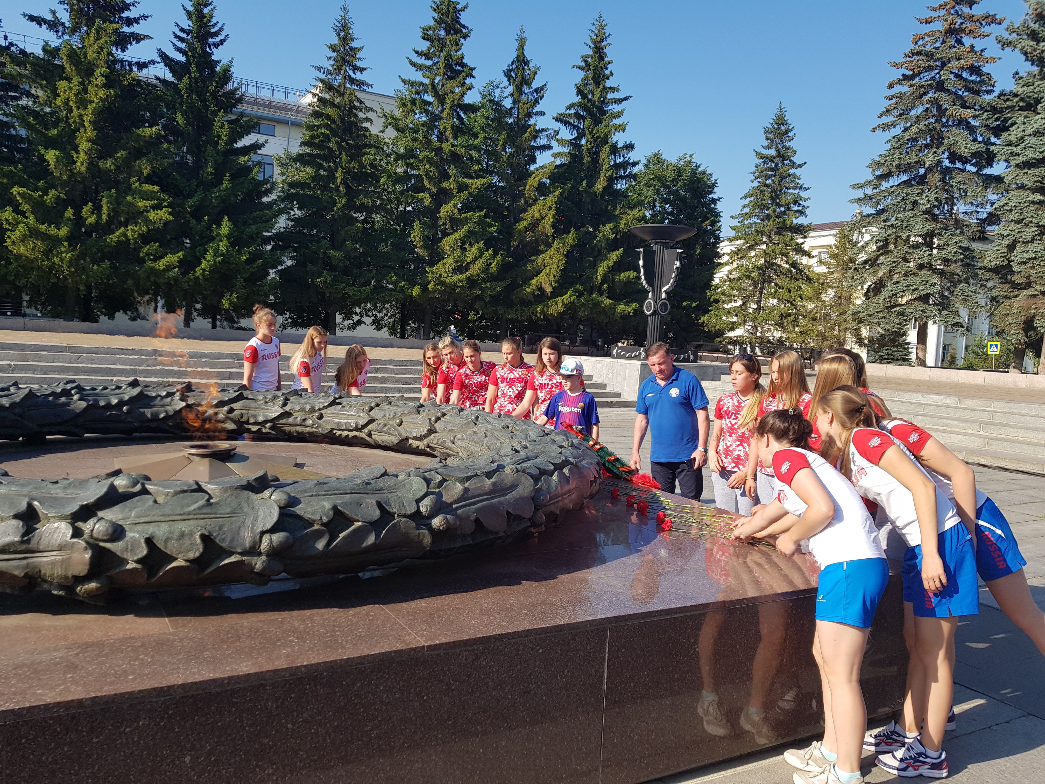 Спортсменки Златоуста поздравили Челябинск с присвоением звания «Город трудовой доблести»