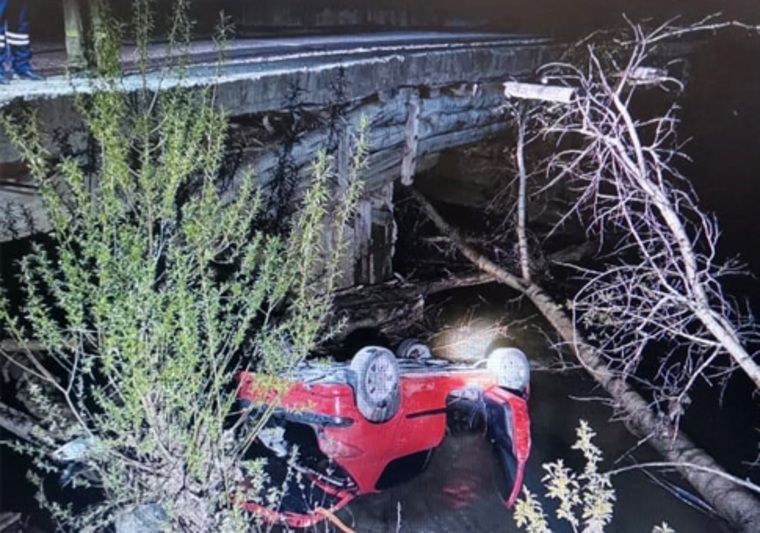 В Челябинской области автомобиль с пассажиром упал в реку с моста