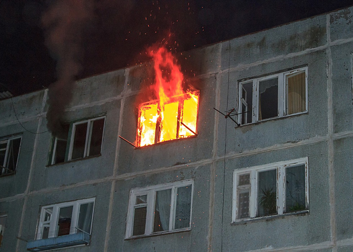 Мужчина повис на балконе горящей квартиры в Чурилово и едва не погиб