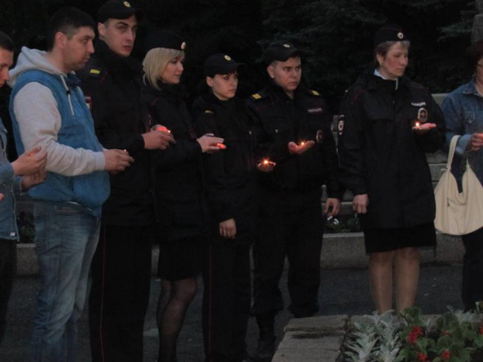 Полицейские Копейска зажгли свечи у «Вечного огня» 
