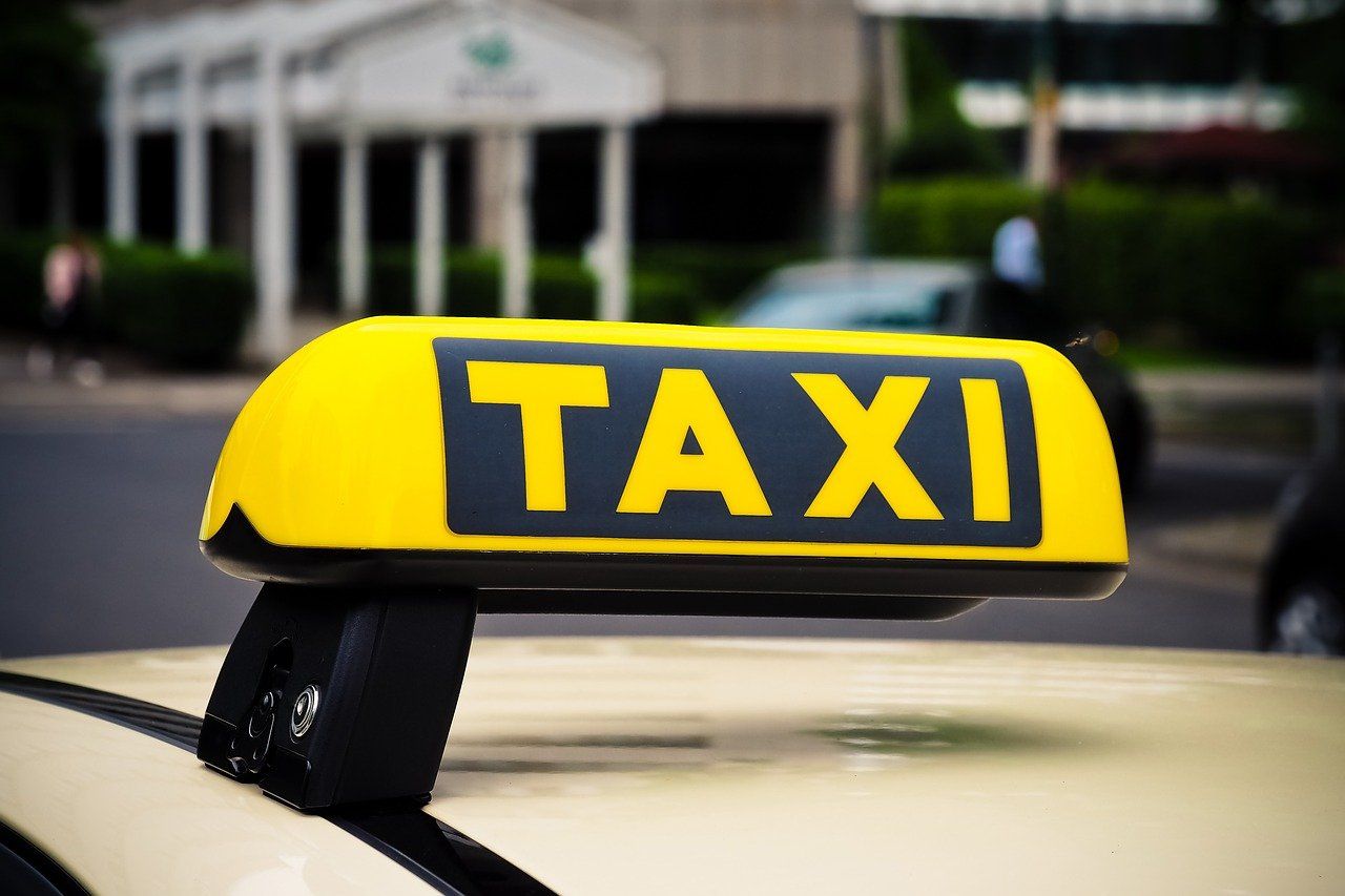 В Копейске таксист украл 55 тысяч рублей у пассажира