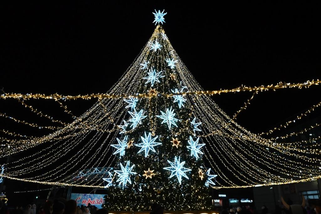 Копейчане зажгли главную Ёлку