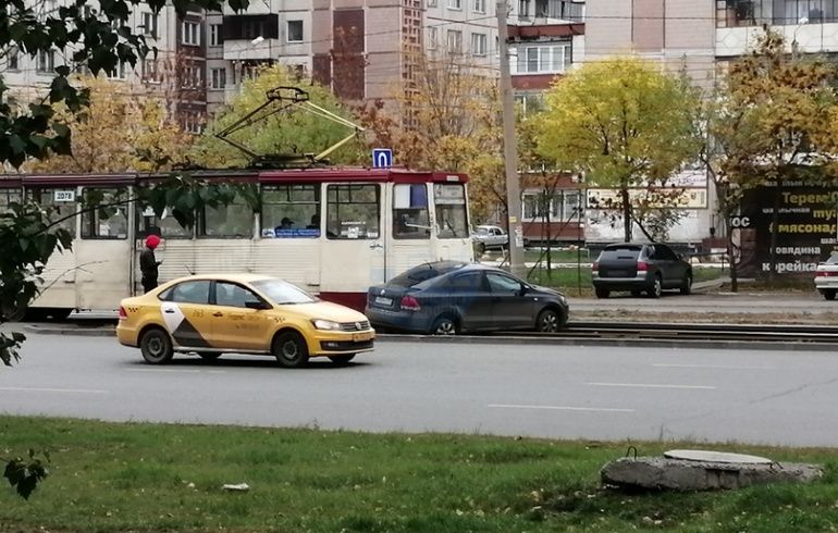 В Челябинске трамвай взял на таран легковушку