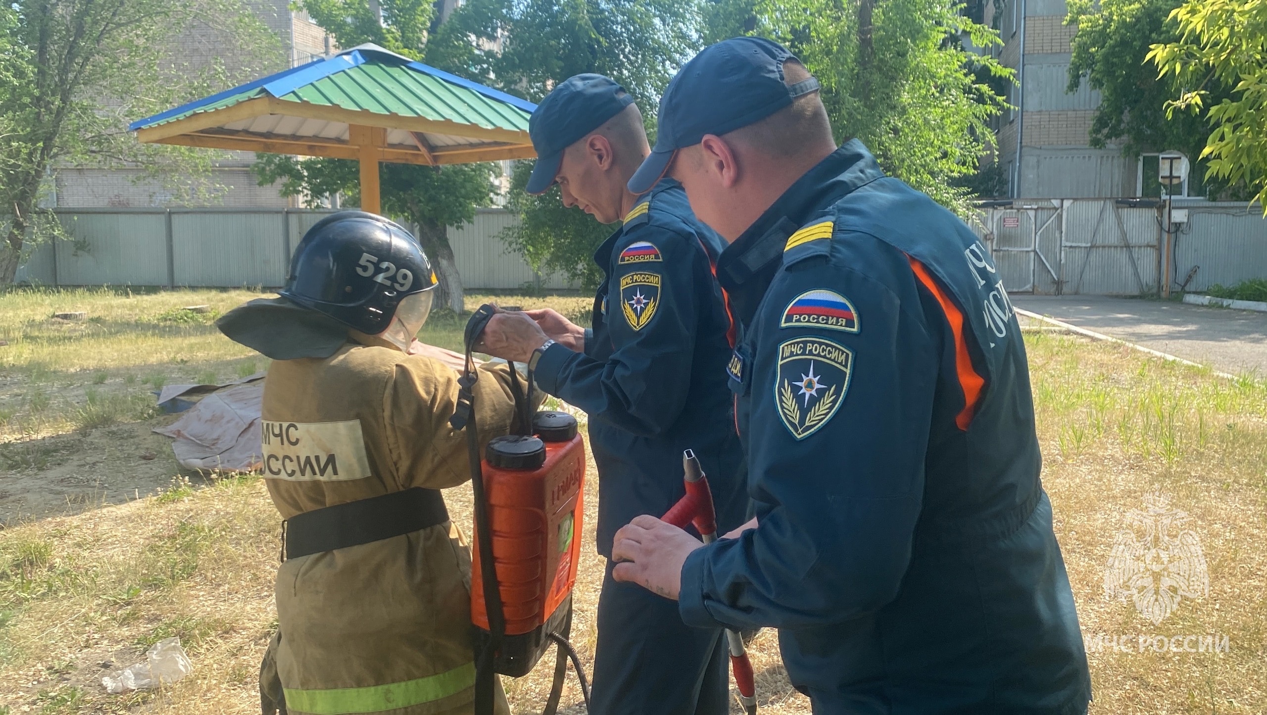 Пожарные Копейска провели мастер-класс с детьми, оставшимися без попечения родителей