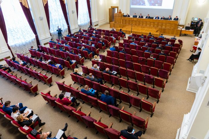 Председатель Законодательного Собрания области Александр Лазарев прокомментировал законопроекты в сфере социальной политики, которые рассматриваются в областном парламенте