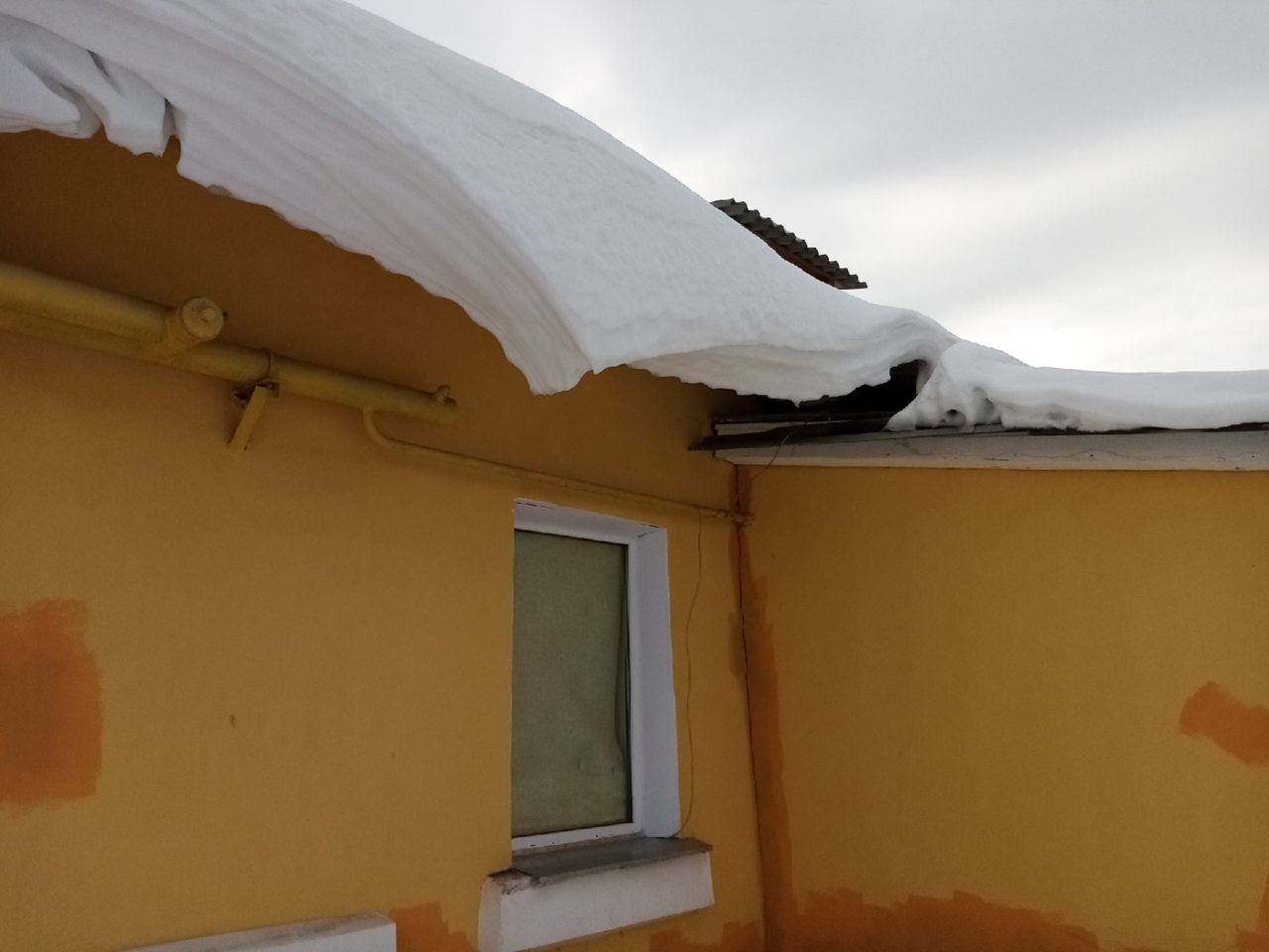 О состоянии пострадавшей от схода снега жительницы рассказали в минздраве региона