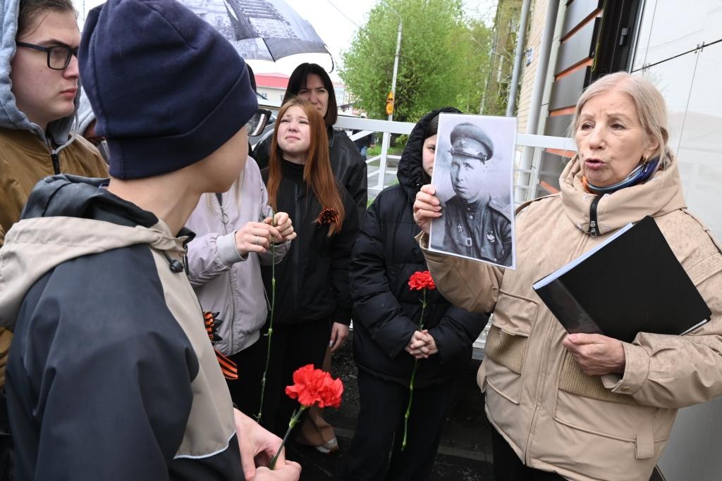 Копейские студенты помянули земляка-пулемётчика