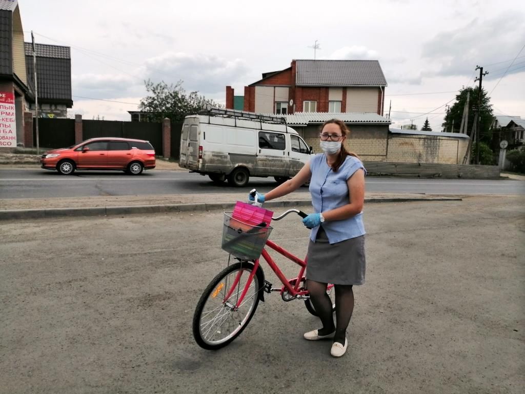 Почтальону в Челябинске клиенты подарили велосипед