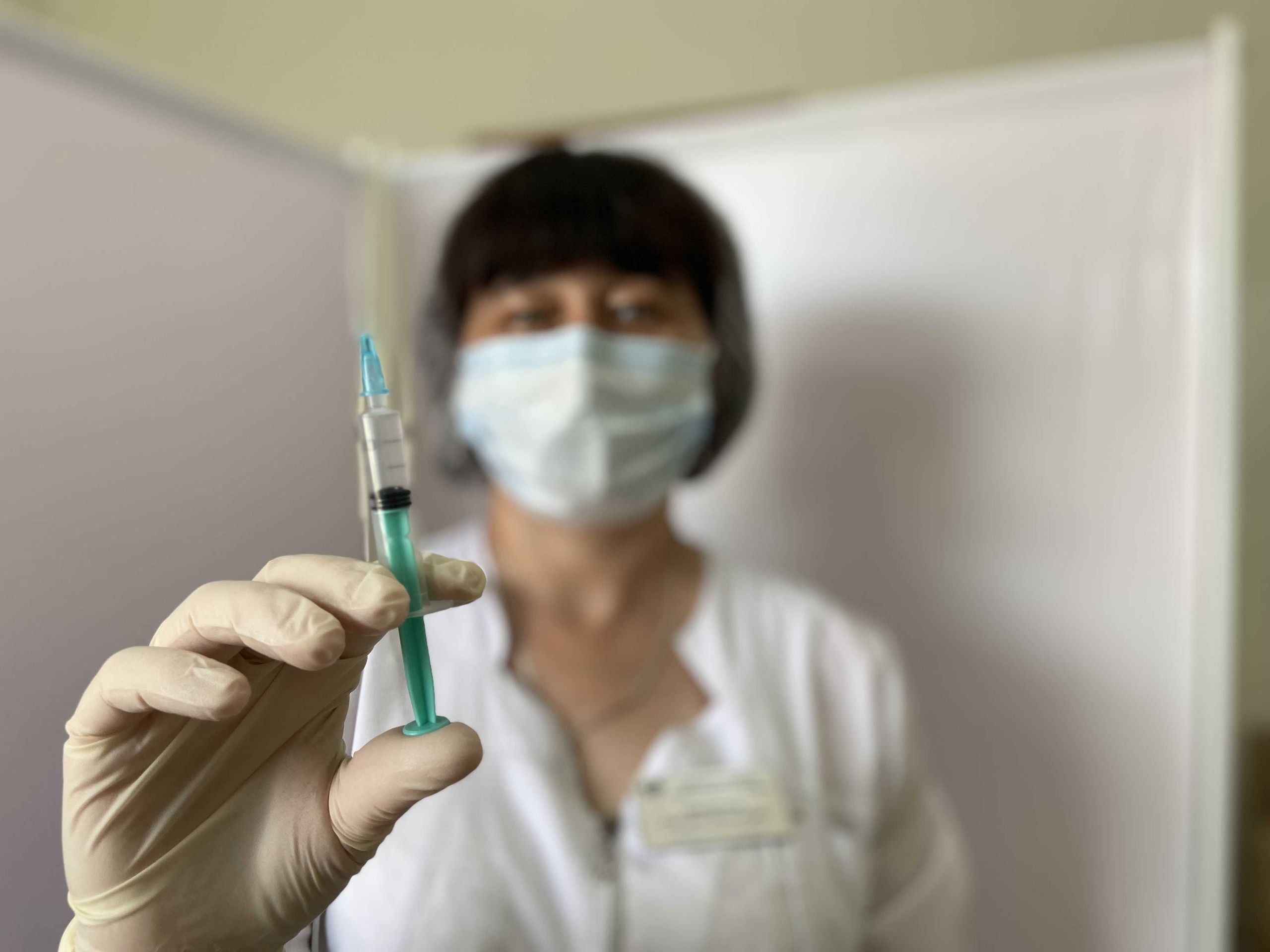 Власти Челябинска рекомендовали поставить прививки от ковида продавцам и работникам общепита