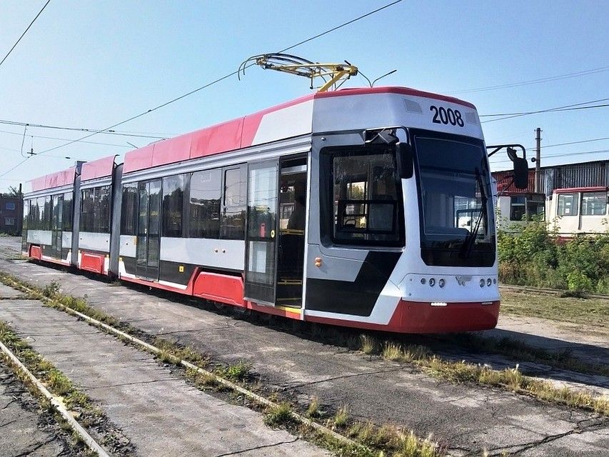 Новый трамвай в Челябинске встал напротив областной администрации