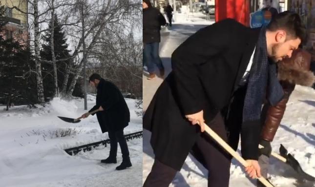 Всероссийский флешмоб? Похожие на чиновников люди чистят снег вместо дворников