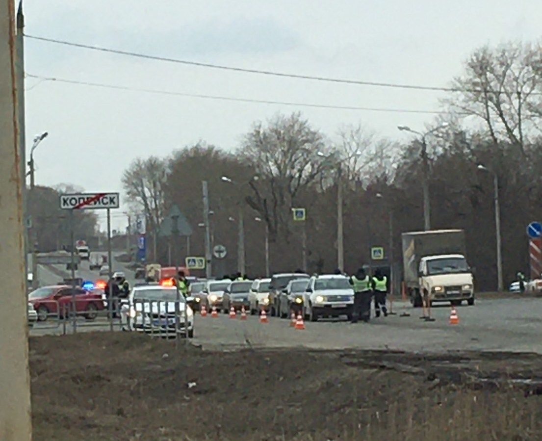 Тормозят всех въезжающих. На границе Челябинска и Копейска сотрудники ГИБДД частично перекрыли дорогу