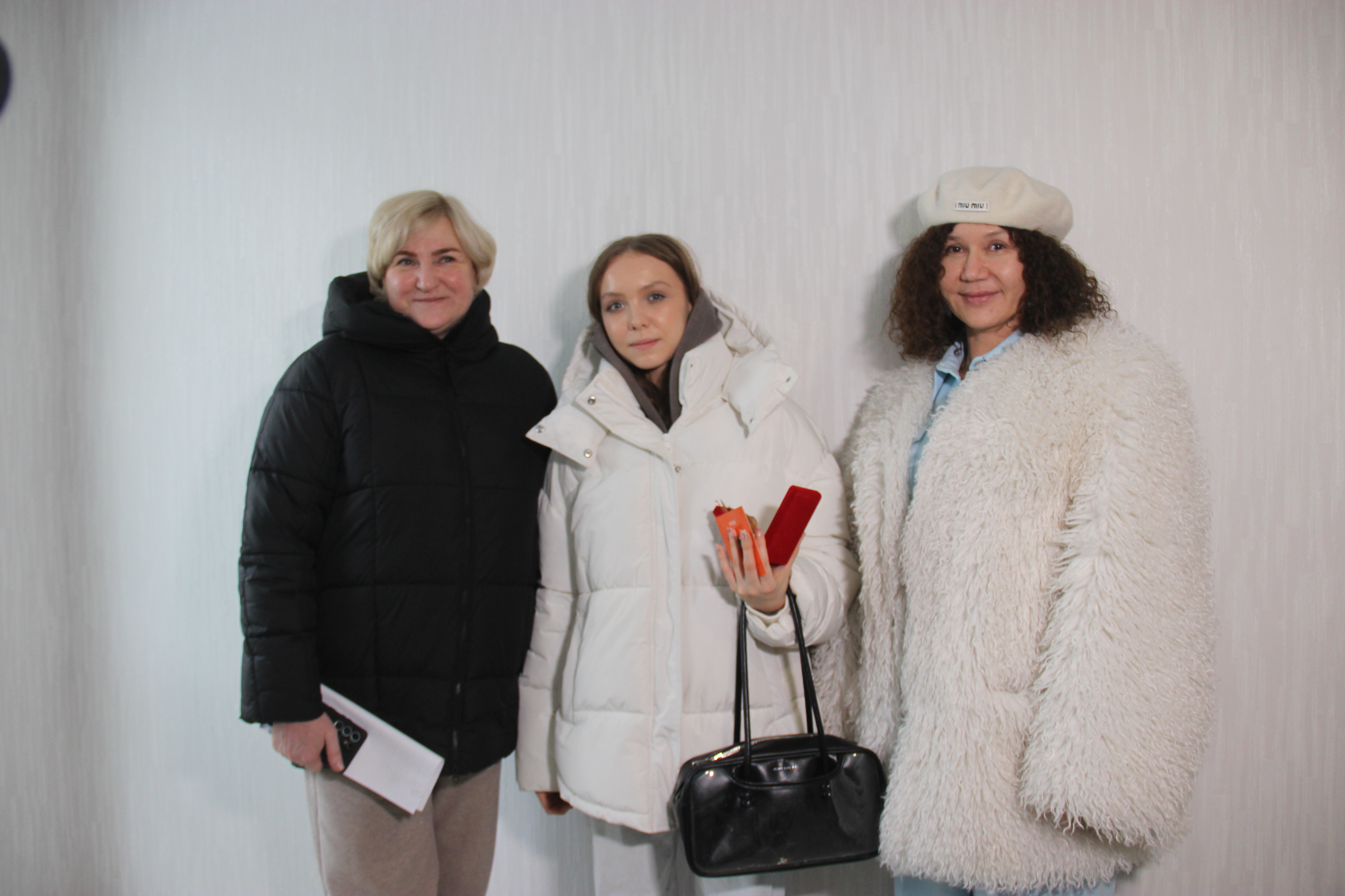 Министр социальных отношений региона и глава Копейска вручили ключи от квартир многодетной семье и детям-сиротам