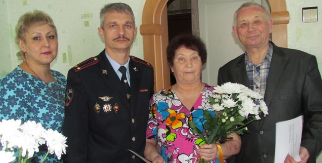 Полицейские поздравили ветерана МВД с юбилеем