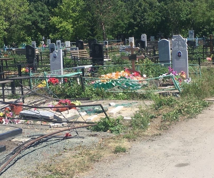 Полиция проводит проверку по факту вандализма на копейском кладбище