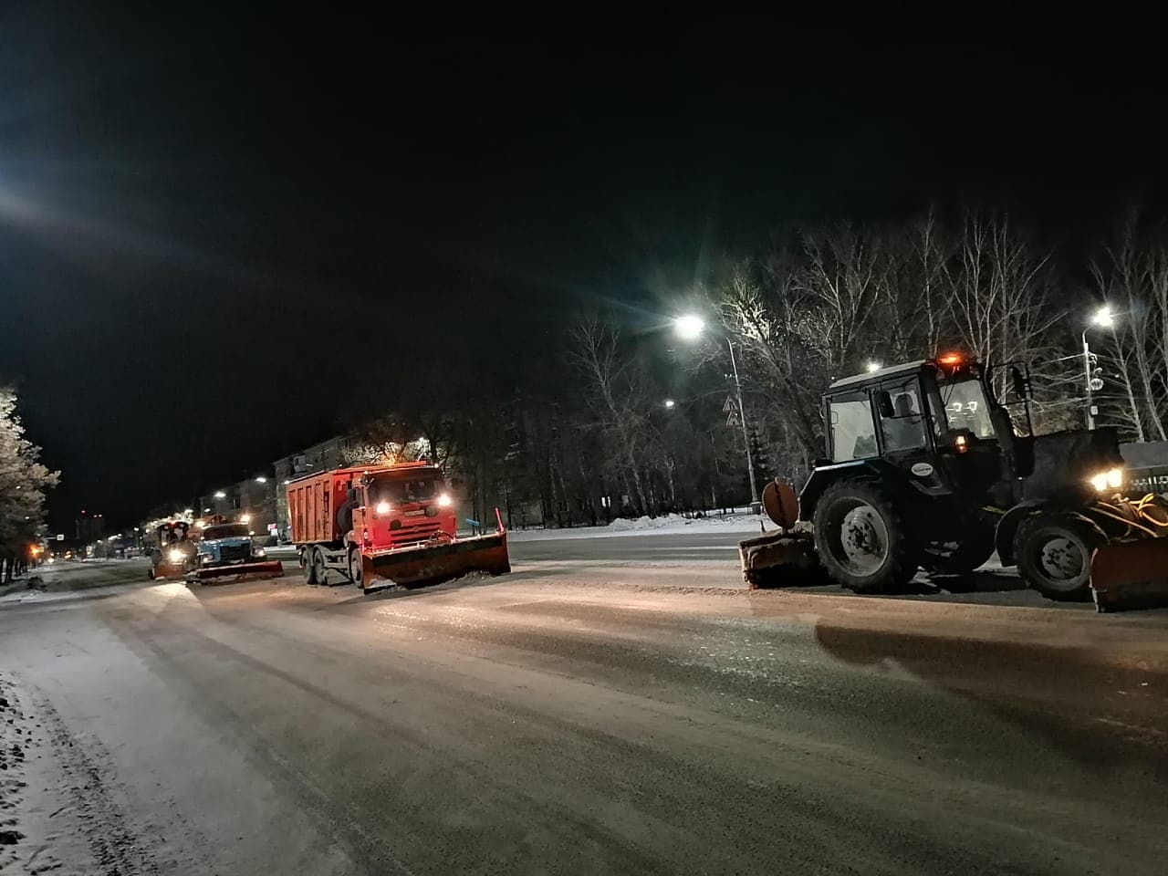 В Копейске всю ночь чистили снег на дорогах