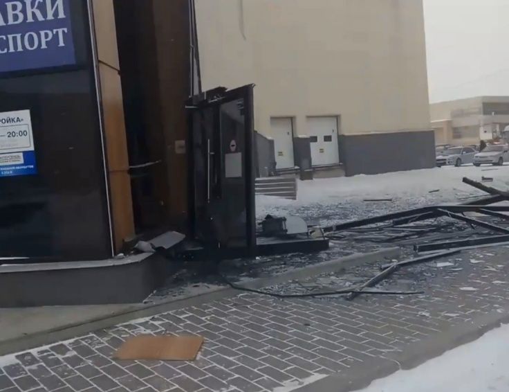 Ветер сорвал фасад торгового центра