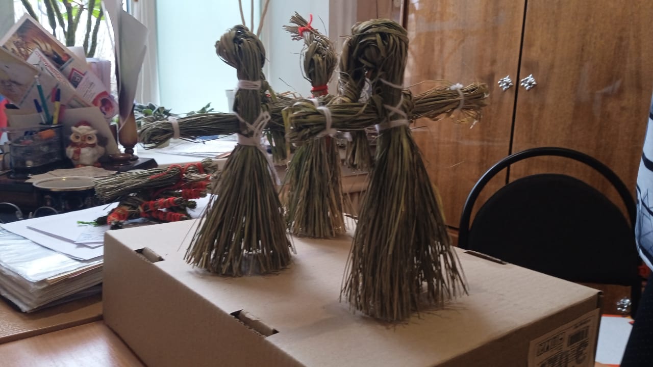 Копейские мастерицы изготавливают танцующих кукол из соломы