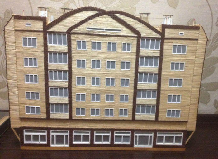Копейчанин смастерил модель многоэтажного дома из спичек 